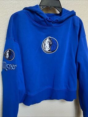 Blue Mavericks Logo Hoodie - Women’s Pullover Sweatshirt, cropped fit, size L